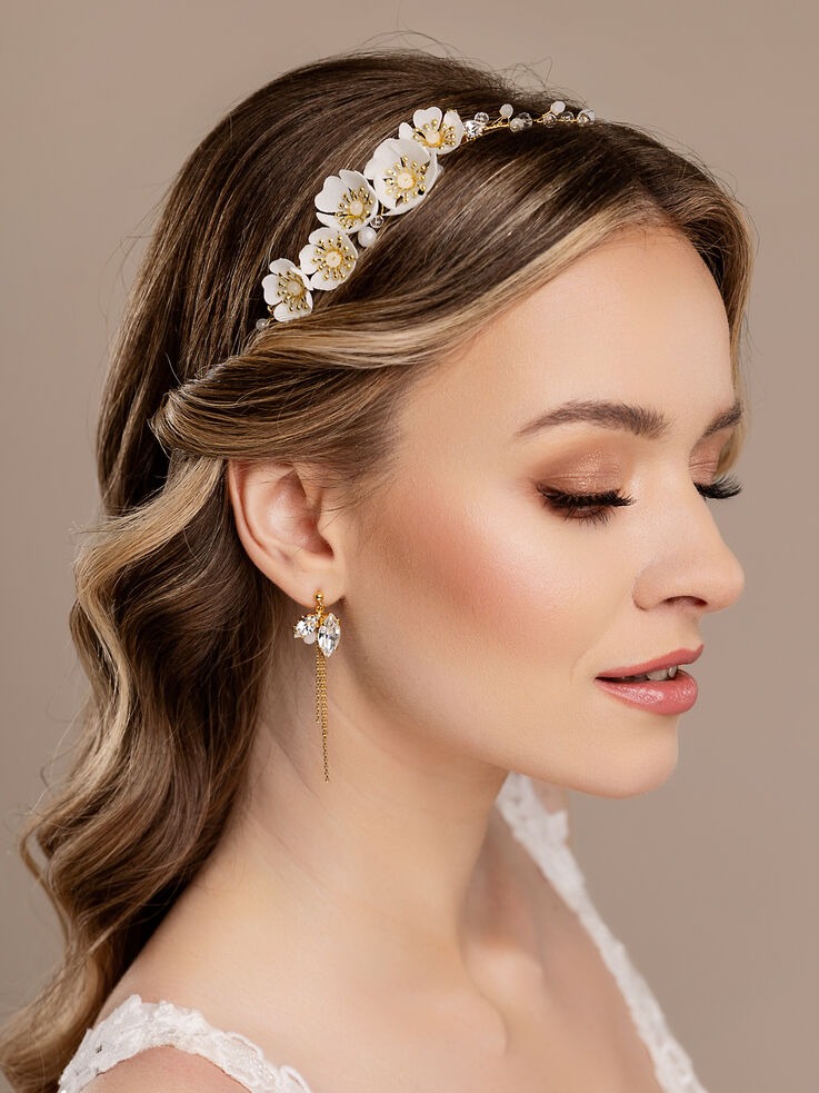 Ozdoba do włosów z kwiatami złoty wianek białe kwiaty długie kolczyki Warszawa biżuteria ślubna ANA - Wedding Workshop